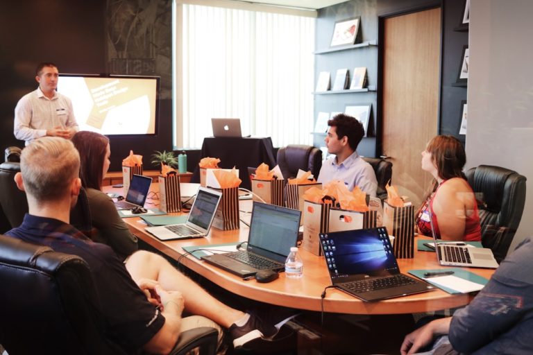 Comment animer un atelier collaboratif qui produit des résultats (pas des post-it)