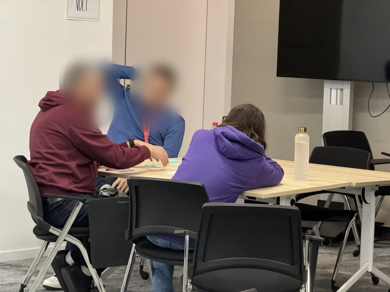 Après la préparation avec l'IA, l'équipe tranche à la table, selon la règle annoncée