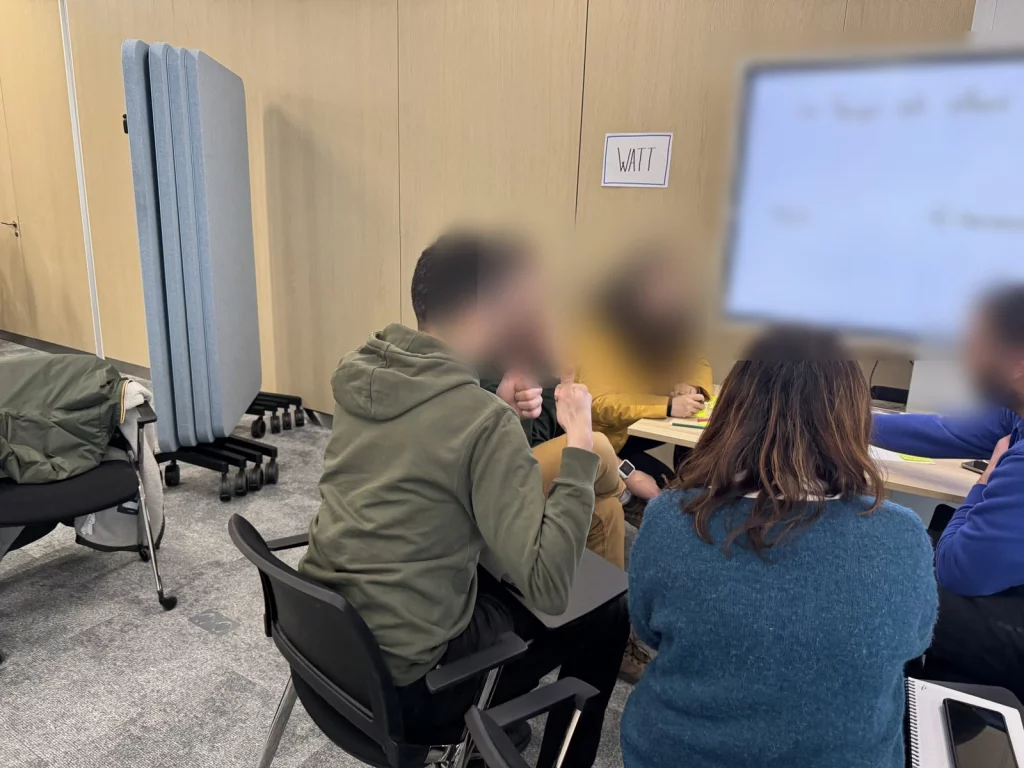Un petit groupe en discussion autour d'une table de travail