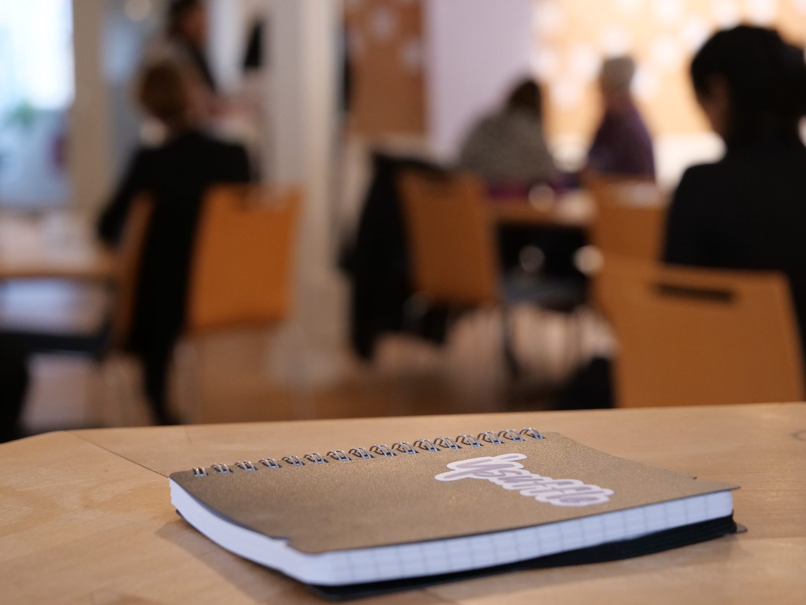 Des notes en vrac au compte rendu : utiliser Claude au travail pour préparer, garder la main pour décider