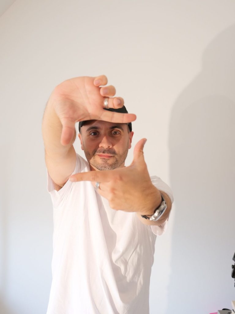 Photolangage : Yoan, casquette, cadre avec les mains : le geste de cadrer une image