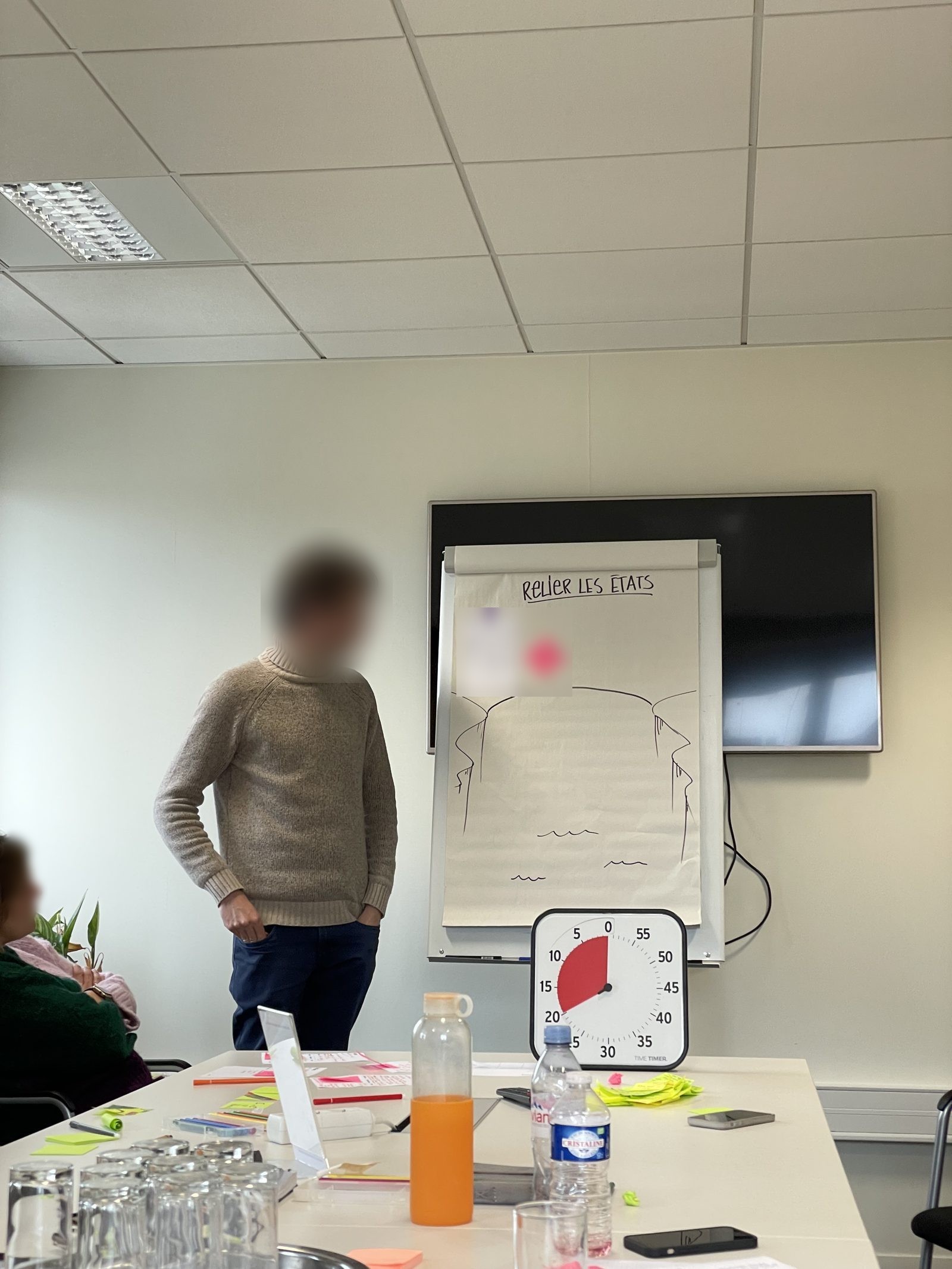 Un temps fixe par sujet : le minuteur visible fait le travail que le manager n'a plus à faire